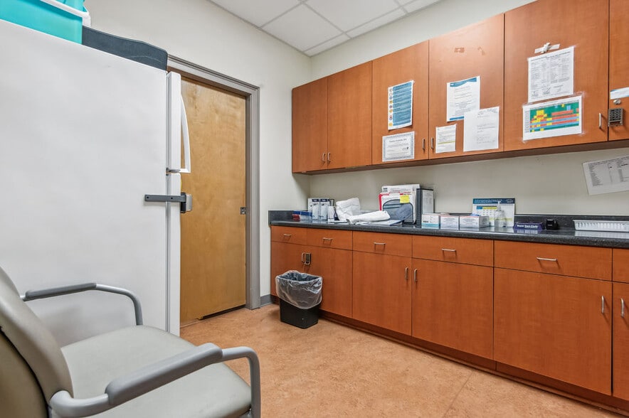More Photos Of 4275 Western Blvd, Jacksonville Medical For Sale