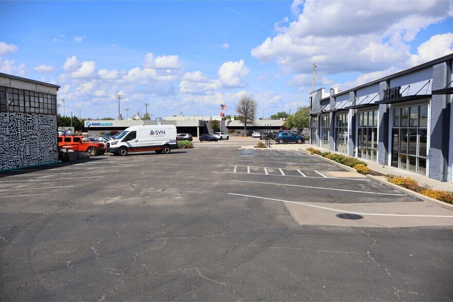 More Photos Of 1304 McCallie Ave, Chattanooga Flex For Lease