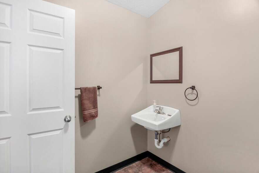 More Photos Of 3464 Albany Ave, Waycross Service For Sale