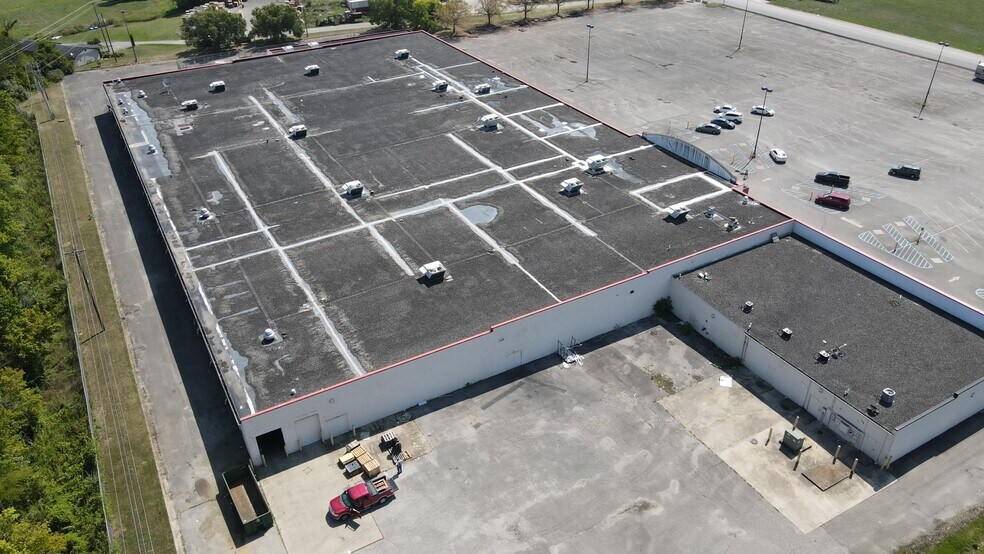 More Photos Of 600 CW Stevens Blvd, Grayson Department Store For Sale