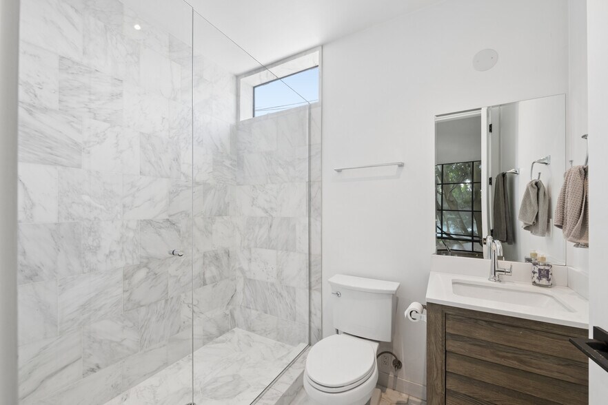 More Photos Of 1317 Cabrillo Ave, Venice Flex For Sale