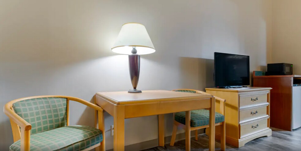 More Photos Of 2050 S US 41, Marquette Hotel For Sale