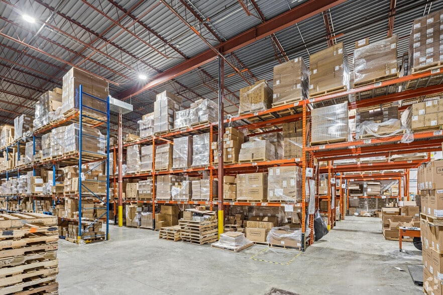 More Photos Of 4600-4612 Chemin Du Bois-Franc, Saint-Laurent Warehouse For Lease