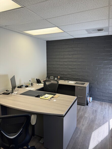 More Photos Of 17337 Ventura Blvd, Encino Office For Lease