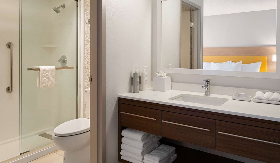 More Photos Of 9104 Keystone Crossing, Indianapolis Hotel For Sale