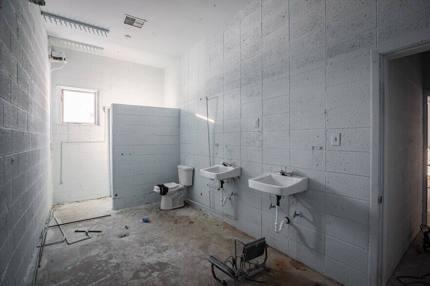 More Photos Of 445 Holton St, Sparta Warehouse For Lease