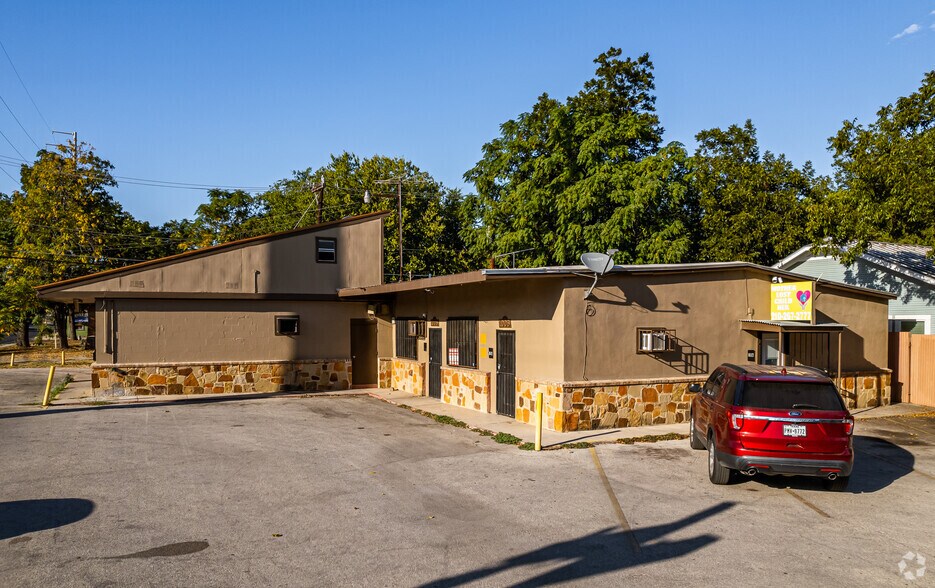 More Photos Of 1006 West Ave, San Antonio Freestanding For Lease