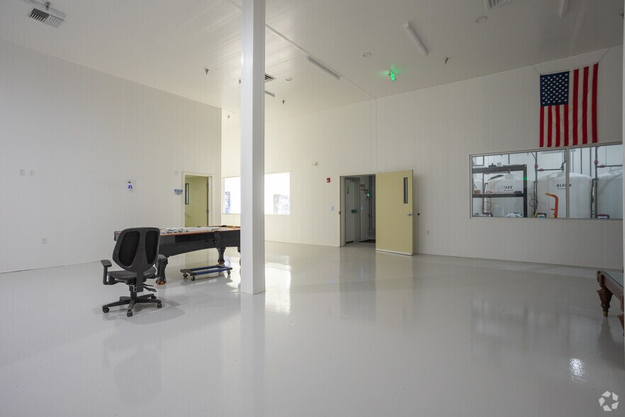 More Photos Of 901 Wayne St, Niles Warehouse For Lease