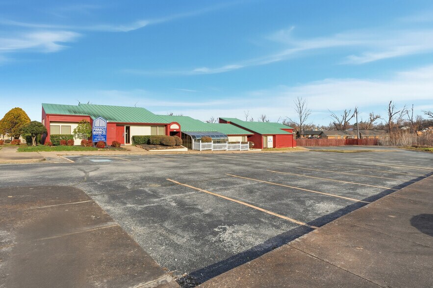 More Photos Of 1102-1108 Poplar Pl, Rogers Medical For Lease
