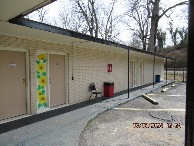More Photos Of 424 Highway 65 Bus, Clinton Hotel For Sale