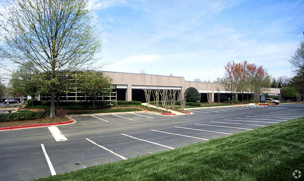 7840 Roswell Rd, Sandy Springs, GA 30350 For Lease