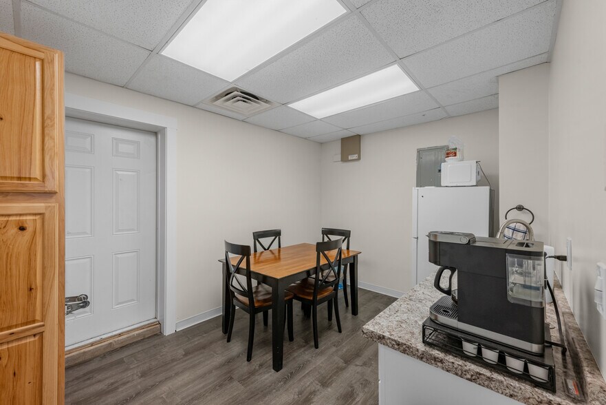More Photos Of 3609 N Frazier St, Conroe Office For Sale