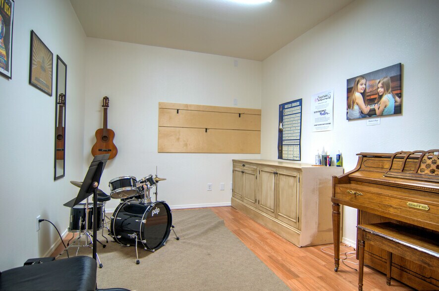 More Photos Of 1900 Belmont Loop, Woodland Storefront Retail Office For Lease