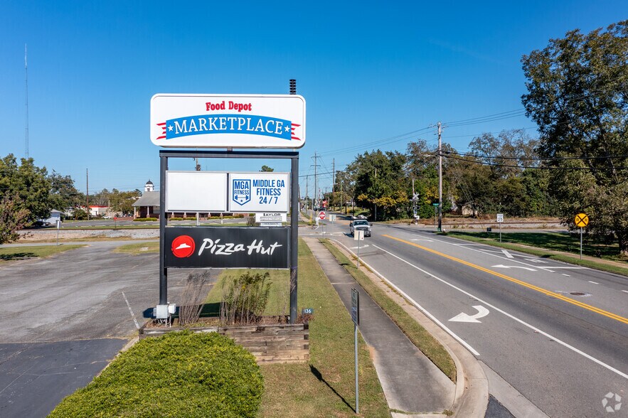 More Photos Of 140 W Dykes St, Cochran Supermarket For Lease