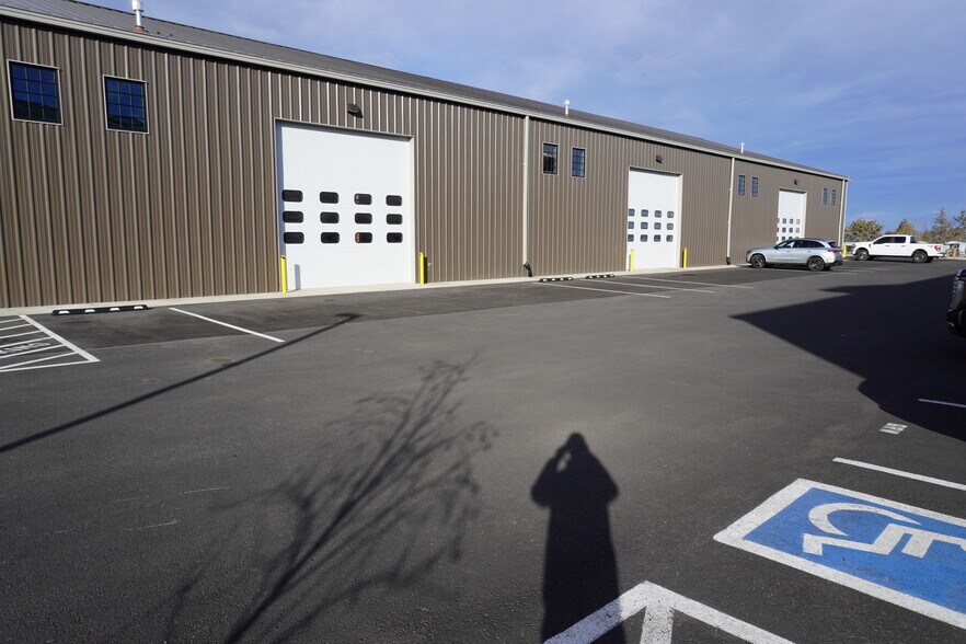 More Photos Of 1167 NE Jackpine Ave, Redmond Warehouse For Lease