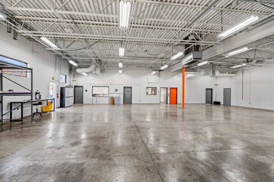 More Photos Of 4731 Industry Dr, Medford Light Manufacturing For Lease