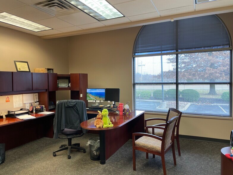 More Photos Of 7215 Riverport Plaza Dr, Louisville Freestanding For Sale