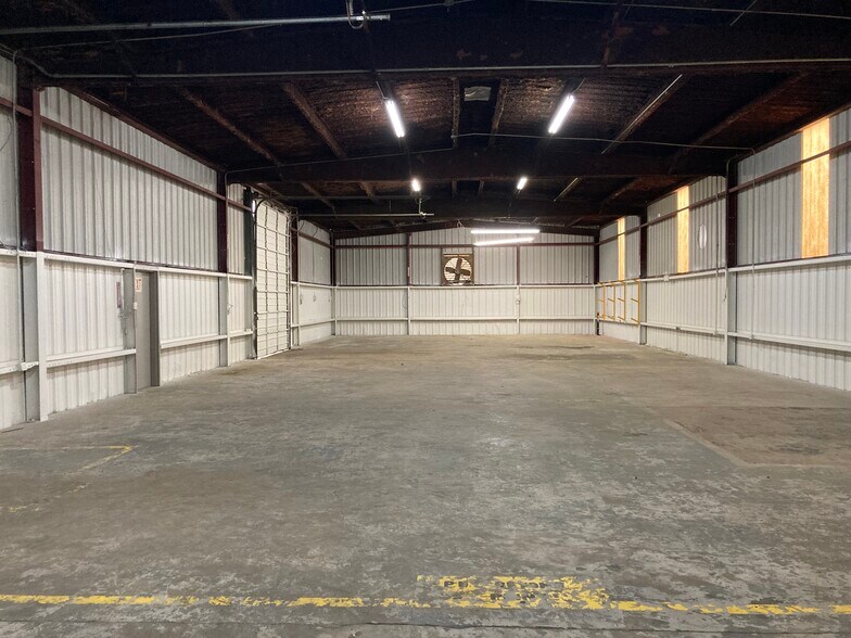 More Photos Of 102 Saul Dr, Scott Warehouse For Lease