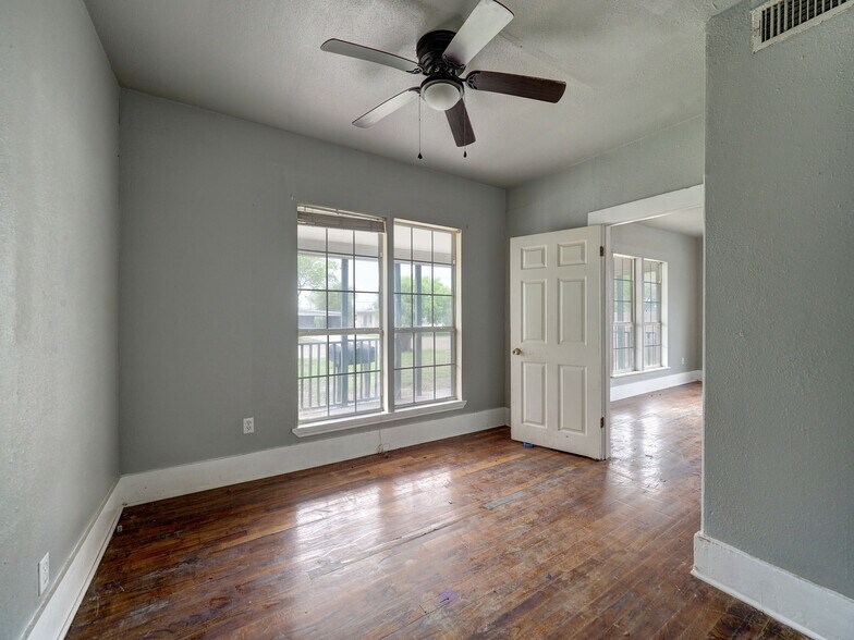 More Photos Of 1106 E Huisache Ave, Kingsville Apartments For Sale