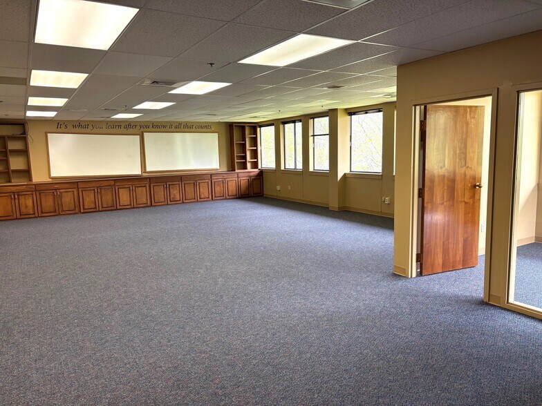 More Photos Of 574 Heritage Rd, Southbury Office For Lease