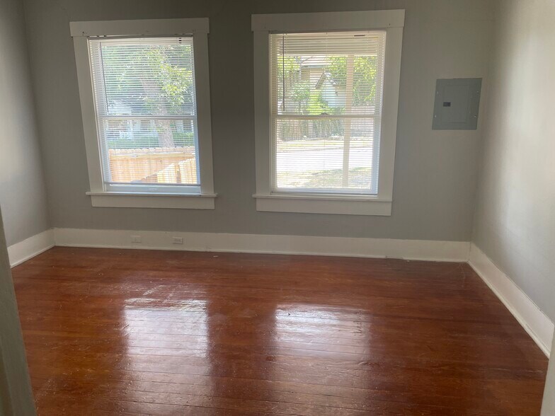 More Photos Of 105 Willim St, San Antonio Medical For Lease