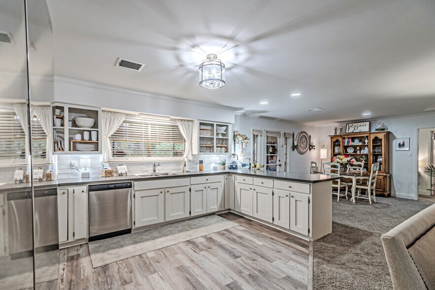 More Photos Of 2103 Taylor St, Waller Office For Sale