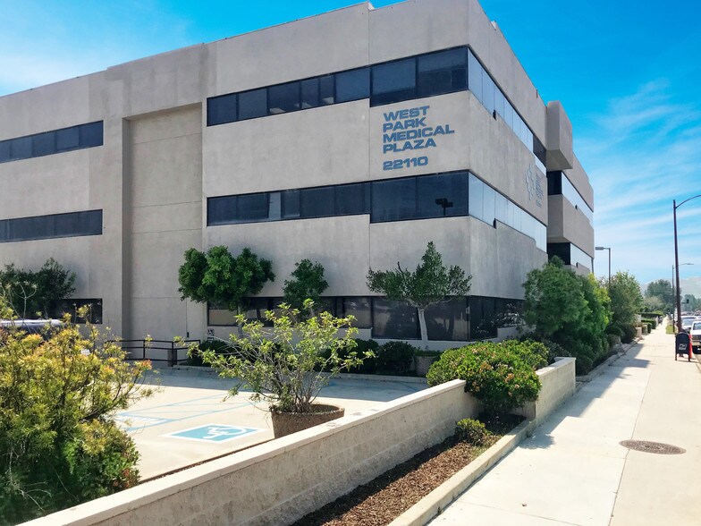 More Photos Of 22110 Roscoe Blvd, Canoga Park Medical For Lease