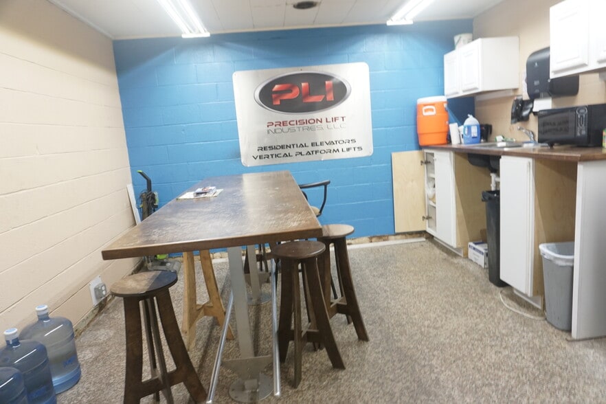 More Photos Of 3605 N Davis Hwy, Pensacola Warehouse For Sale