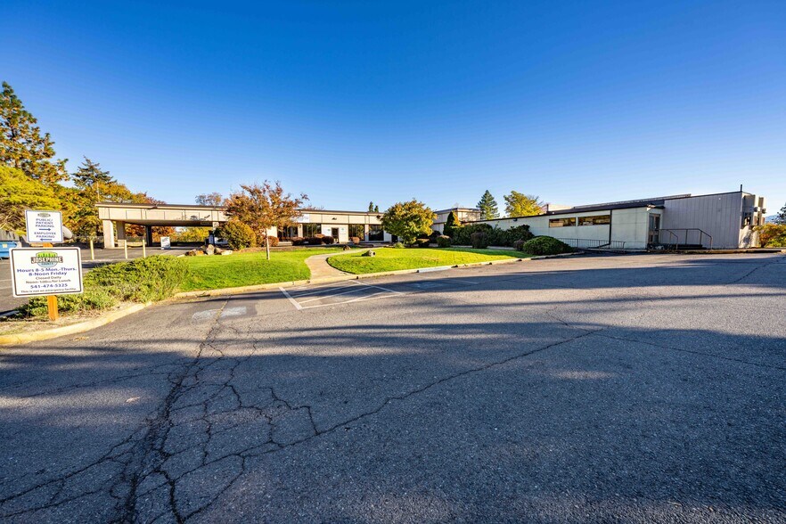 More Photos Of 715 NW Dimmick St, Grants Pass Office For Sale