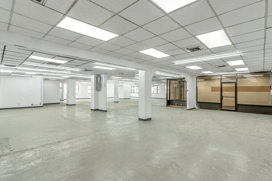 More Photos Of 33-01 Queens Blvd, Long Island City Warehouse For Lease