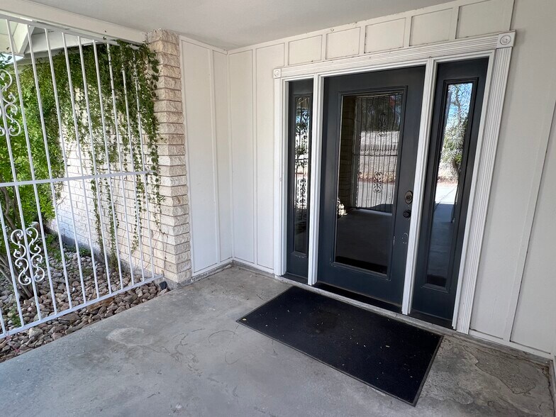 More Photos Of 3909 Vegas Dr, Las Vegas Office For Sale