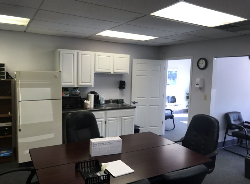 More Photos Of 1727 Peters Creek Rd NW, Roanoke Office For Lease