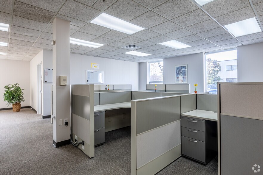 More Photos Of 550 Commerce St, Franklin Lakes Warehouse For Lease