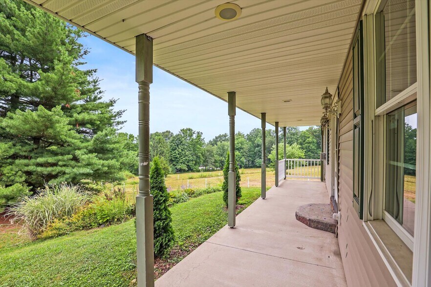 More Photos Of 333 Newcomer Rd, Windsor Veterinarian Kennel For Sale