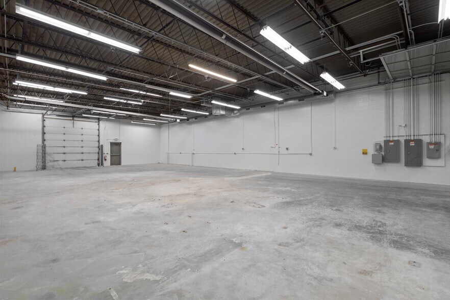 More Photos Of 7878 Gull Rd, Richland Warehouse For Lease