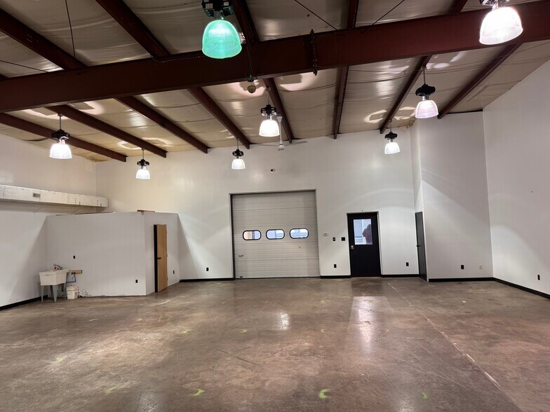 More Photos Of 2013 General Potter Hwy, Centre Hall Showroom For Sale
