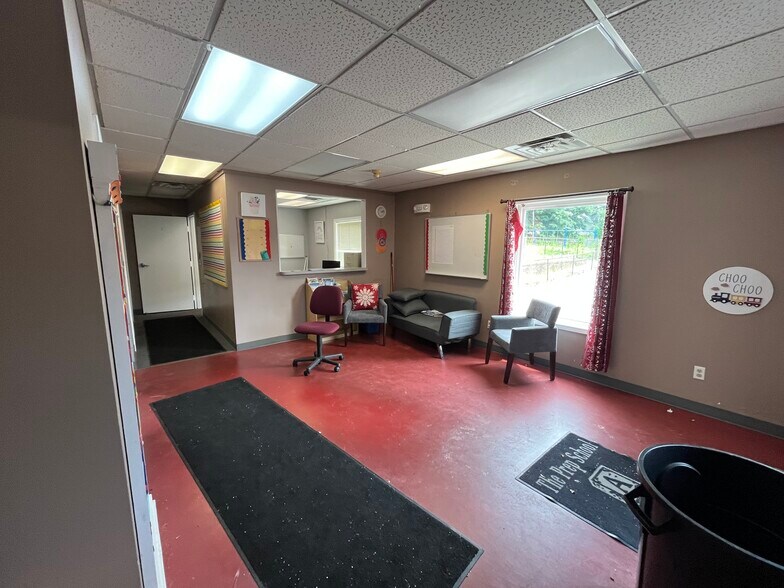 More Photos Of 525 W 17th St, Bloomington Office For Sale