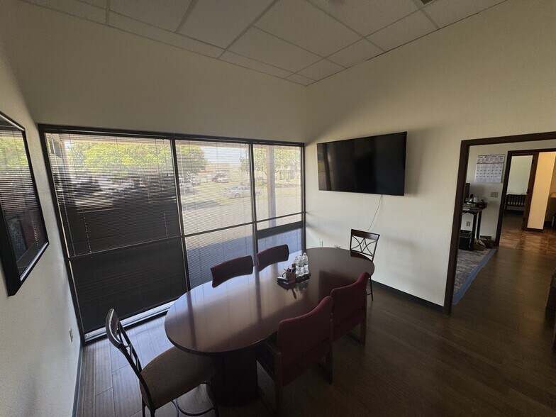 More Photos Of 2014-2018 Silver St, Garland Light Manufacturing For Sale