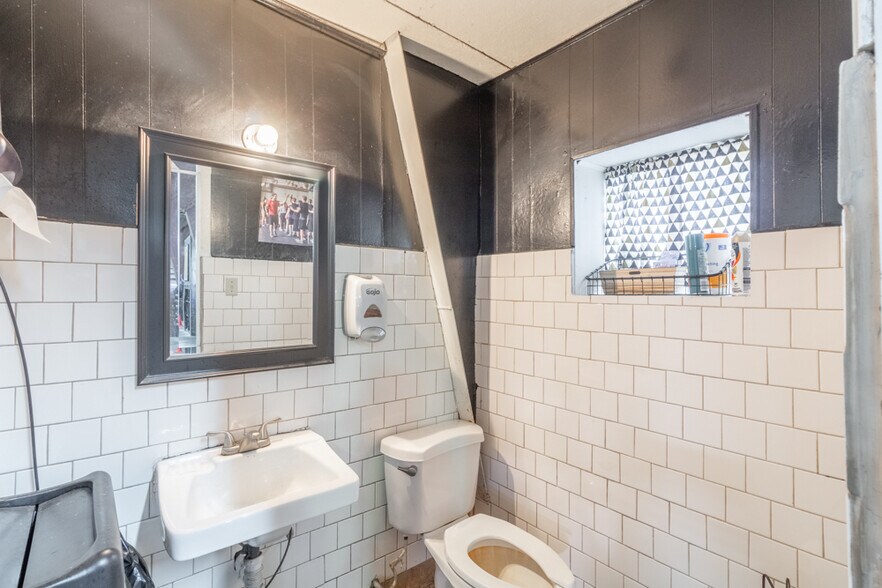 More Photos Of 1624 Airline Dr, Houston Warehouse For Sale