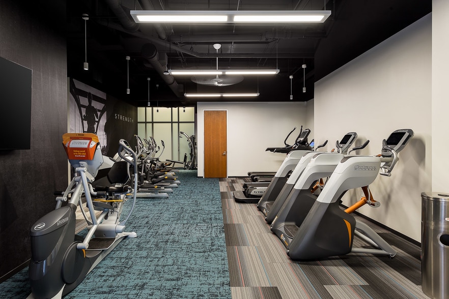 More Photos Of 400 W Market St, Louisville Office For Lease