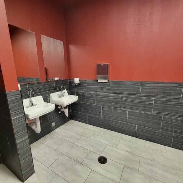 More Photos Of 6711 Oak St, Frisco Movie Theatre For Sale