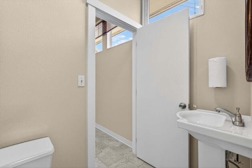More Photos Of 619 Diagonal St, Clarkston Medical For Sale