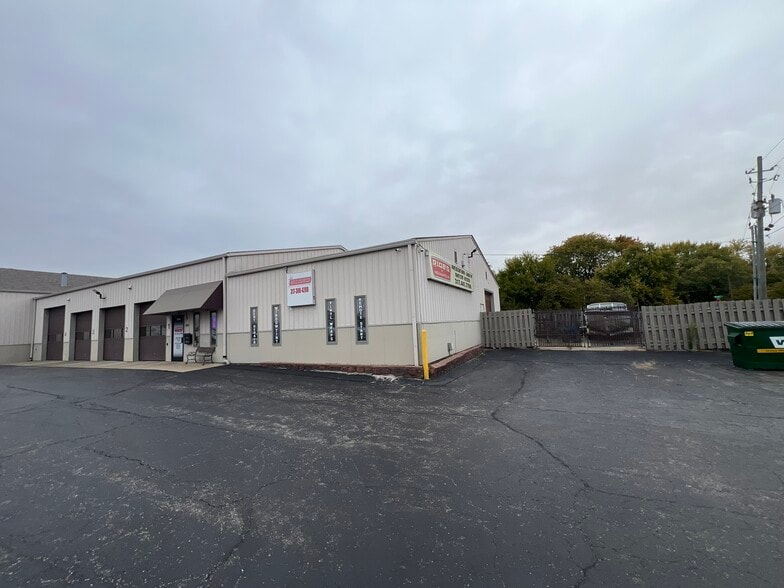 More Photos Of 8350 W Washington St, Indianapolis Auto Repair For Lease