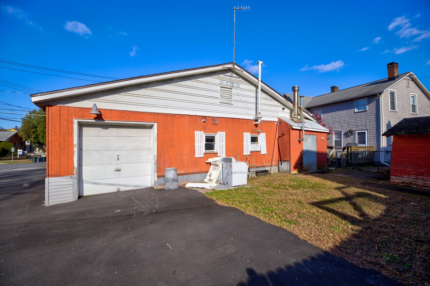 More Photos Of 48 Lincoln Ave, Saratoga Springs Freestanding For Sale