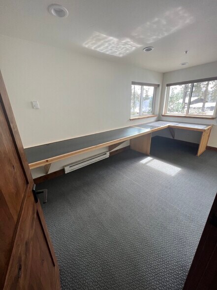 More Photos Of 11020 Trails End Ct, Truckee Flex For Lease