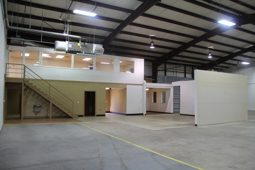 More Photos Of 5828 Ashleyanne Cir, Wichita Falls Flex For Lease