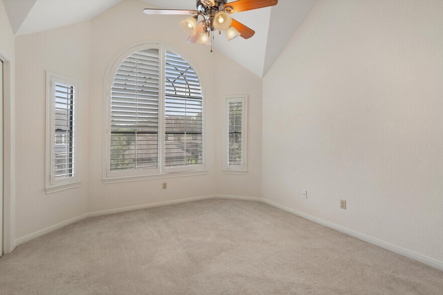 More Photos Of 124 Lake Point Dr, League City Specialty For Sale