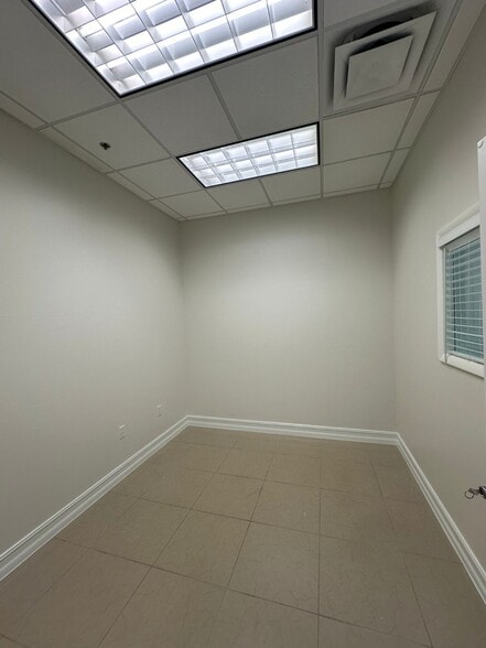 More Photos Of 7901 Kingspointe Pky, Orlando Showroom For Sale