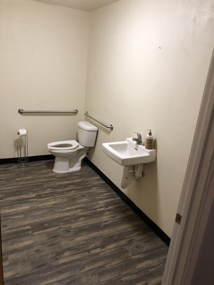 More Photos Of 1226 W University Ave, Gainesville Storefront Retail Office For Lease