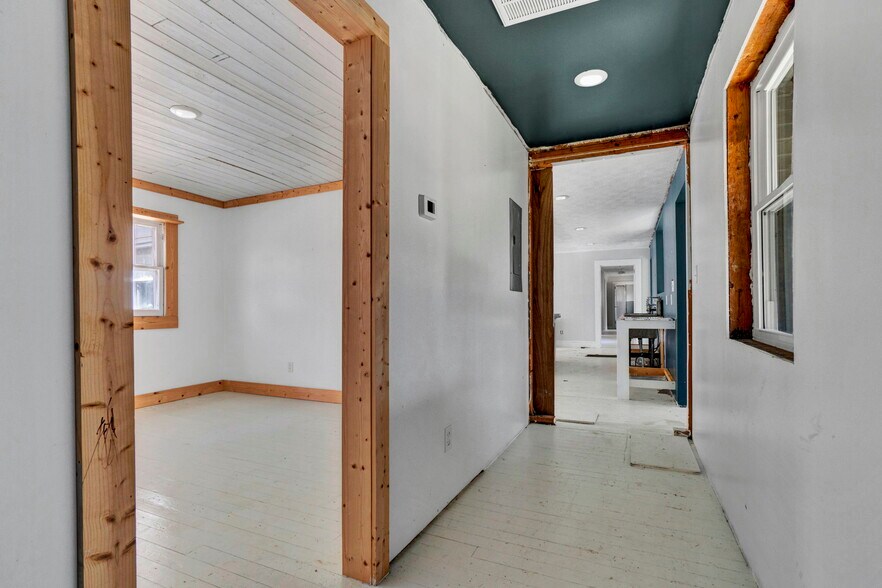 More Photos Of 12117 Highway 221, Woodruff Office For Sale